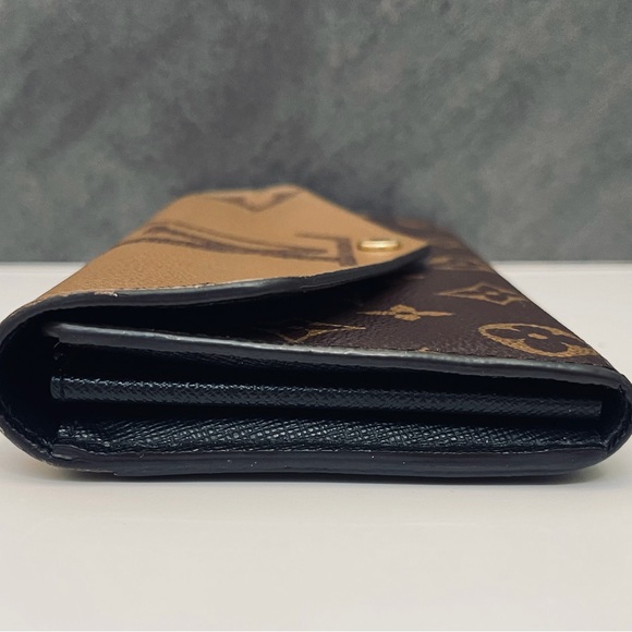 LOUIS VUITTON
Reverse Monogram Giant Sarah Wallet - Picture 9 of 12